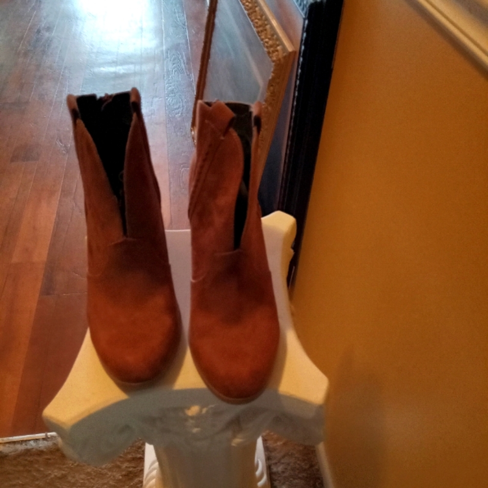 Pretty suede cowboy ankle boots 8